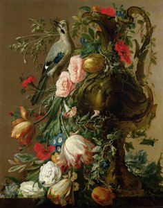 Um vaso de pedra esculpida com rosas, Auricula, papoilas, Convulvulus, com um Jay em uma borda, 1760
